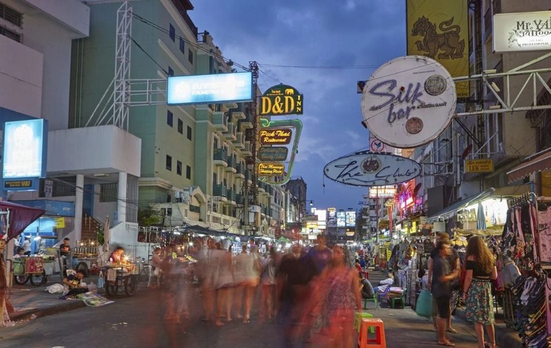 Un turist care a răspuns la telefonul greșit într-un bar riscă ani grei de închisoare, în Thailanda: „Înainte să înțeleagă ce se întâmplă, poliția era acolo”