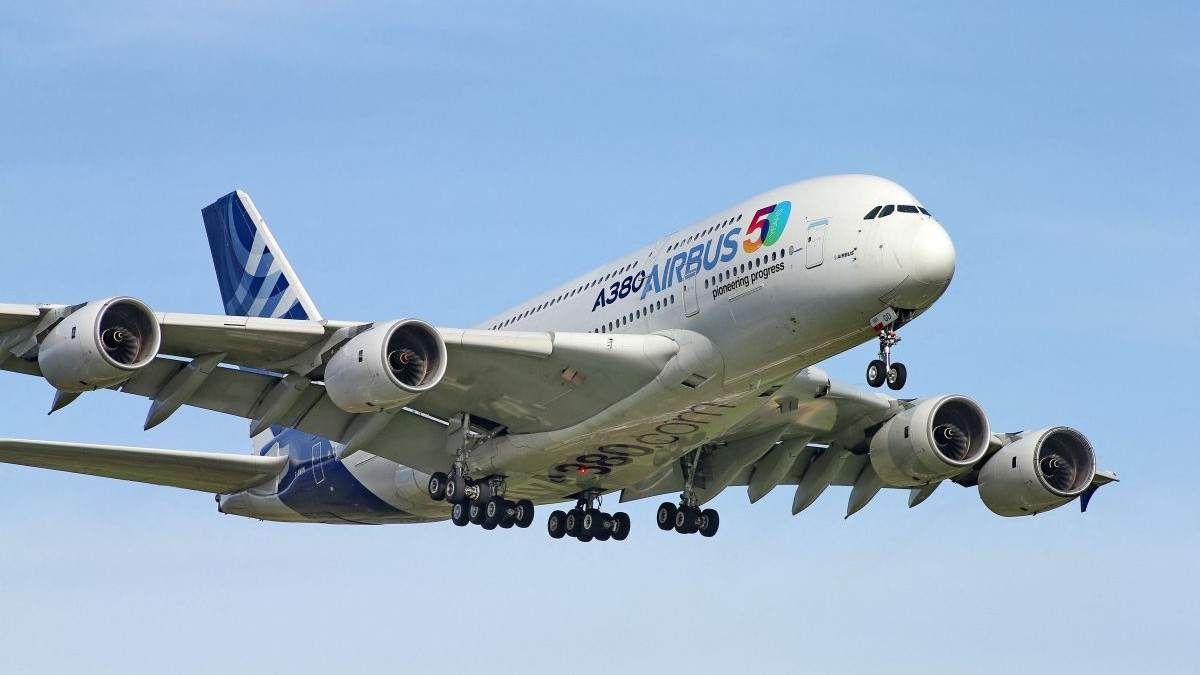 Un avion Airbus A380 survolează aeroportul Napoleon Bonaparte din Ajaccio, Corsica, Franța, pe 18 februarie 2021