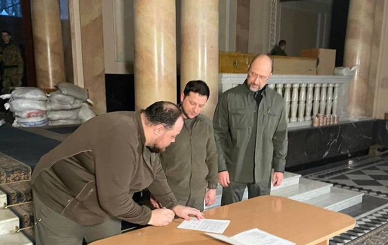 Președintele Zelenski a semnat oficial cererea Ucrainei de aderare la Uniunea Europeană