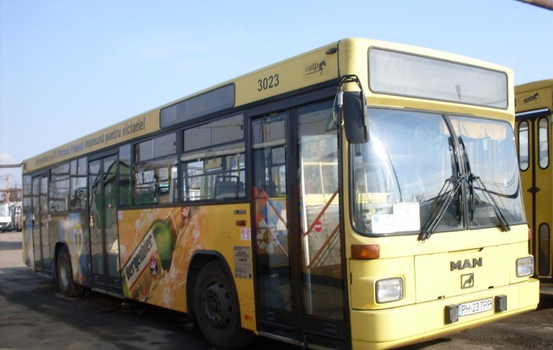 Se întâmplă la Ploiești! A furat un autobuz de călători și a intrat cu el în parapeți
