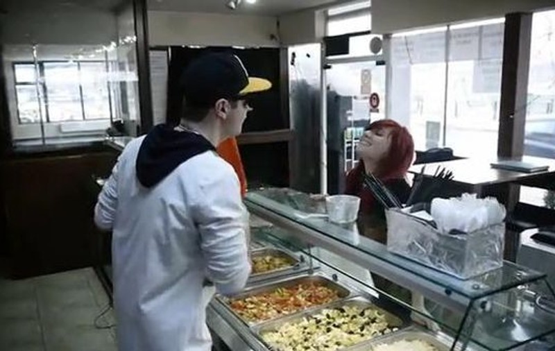 Veveriţa de la Happy Hour cântă: "Şaorma se face cu USTUROI" | VIDEO