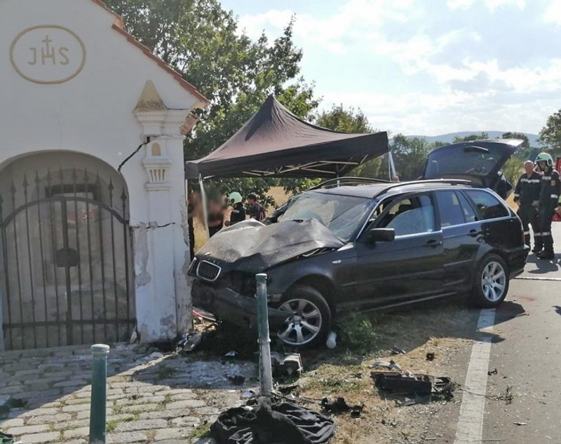 Român de 17 ani, mort pe scaunul din dreapta al unui BMW care a zburat într-o capelă, în Austria. Un român de 21 de ani, la volan