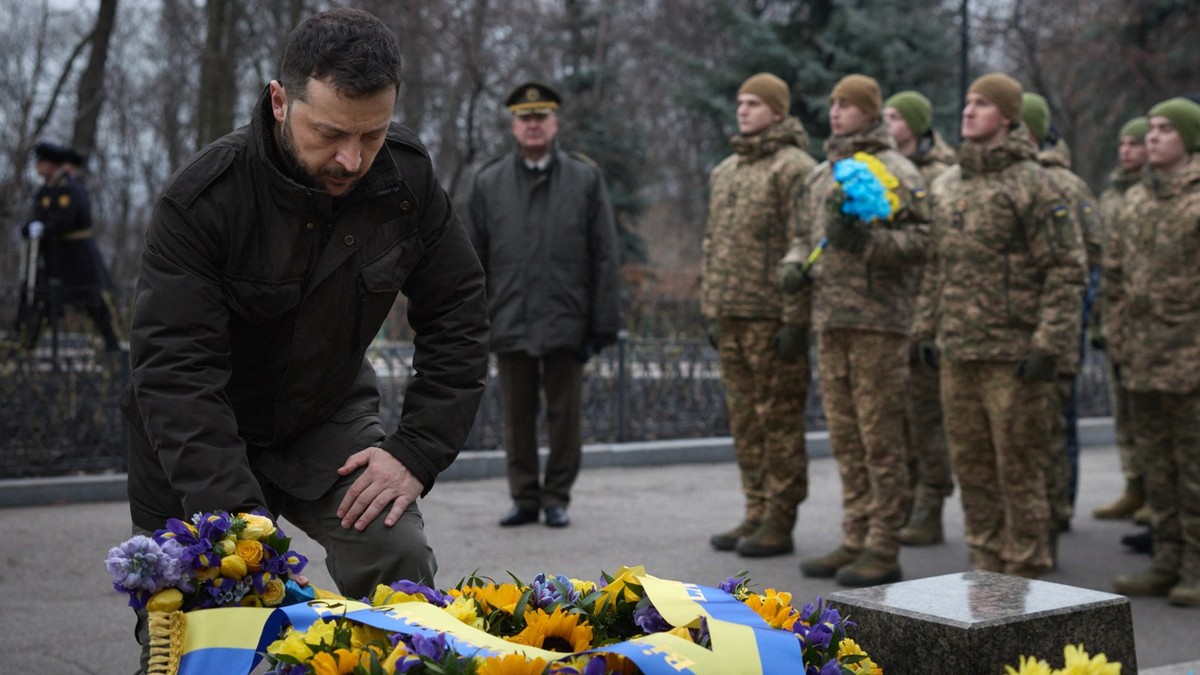Kiev, 29 ianuarie 2025 - Volodimir Zelenski depune flori la o ceremonie de comemorare a 107 ani de la bătălia antibolșevică de la Kruty Foto: Profimedia