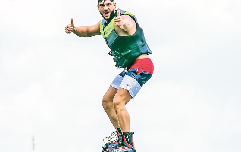 Dorian Popa e pasionat de sporturi extreme şi doar faptul că sunt foarte scumpe îl împiedică să le încerce pe toate! Ar sări din stratosferă, dacă l-ar ţine... buzunarul