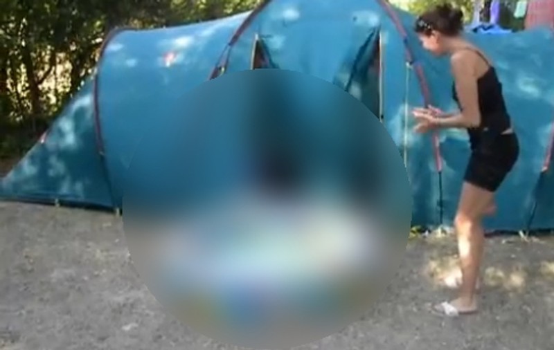 Ce mamă fără suflet! Uite CE FARSĂ ÎI FACE BĂIEŢELULUI EI | VIDEO