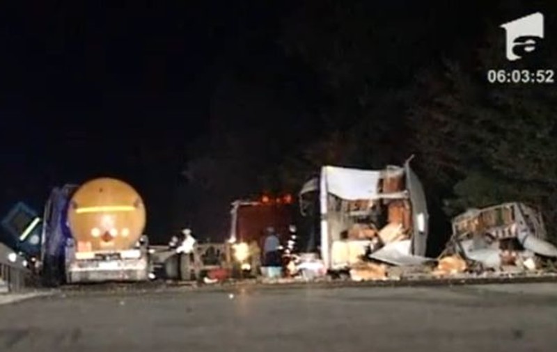 Un TIR a spulberat o cisternă încarcată cu motorină pe autostrada București - Pitești. Bilanțul: un mort și 3 răniți