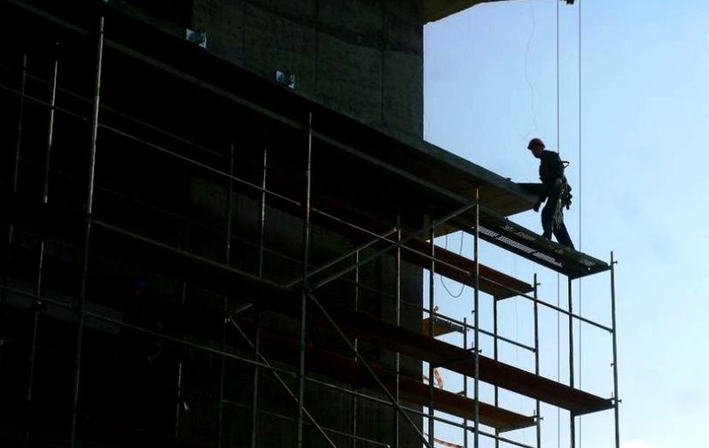 Doi muncitori au căzut de pe o schelă, de la 50 de metri înălțime. Unul a murit, iar celălalt a scăpat miraculos, dar e în stare gravă la spital
