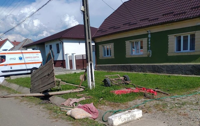 O căruţă în care se aflau șase copii și mama lor s-a răsturnat într-un șanț, în Bistrița-Năsăud