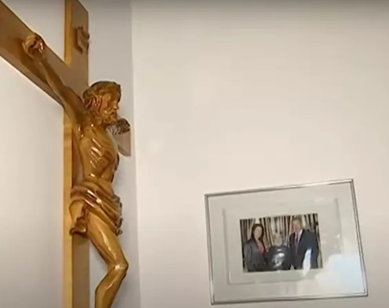 Imagini din casa în care a locuit Helmut Duckadam cu soția Alexandra și fiica Julianne. În vilă are și „scara președinților”