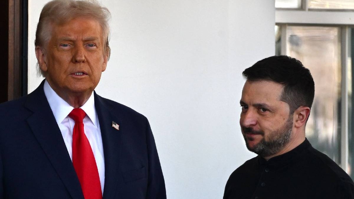 Donald Trump și Volodimir Zelenski, înainte de întâlnirea fiasco din februarie 2025. Președintele SUA privește camera foto, președintele Ucrainean zâmbește încurcat