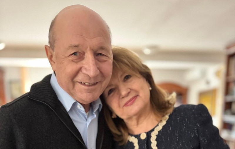 Traian Băsescu și soția Maria au sărbătorit Nunta de Aur. Au apărut la biserică alături de toți nepoții: „Martor ne-a fost familia”
