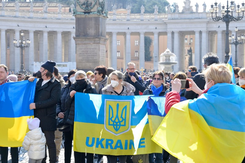 Numeroase drapele ucrainene fluturau în rândul credincioşilor, în Piaţa Sfântul Petru. Foto: Epa