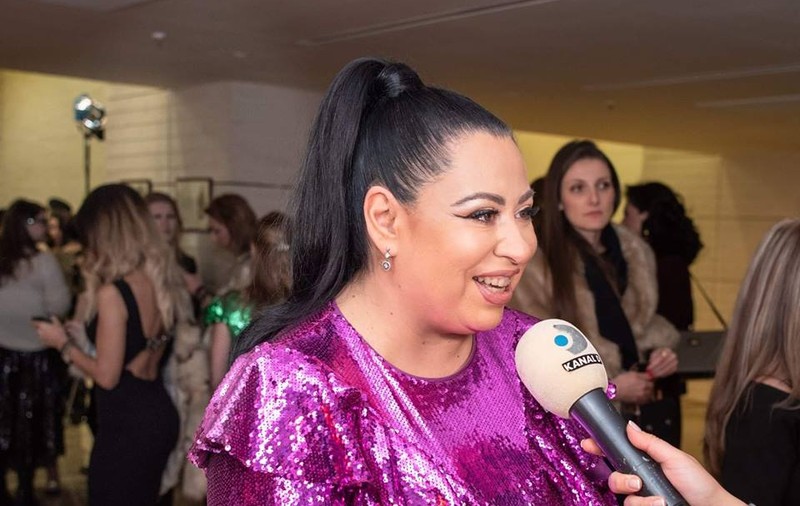 Oana Roman își donează rochia pe care a purtat-o la cununia civilă