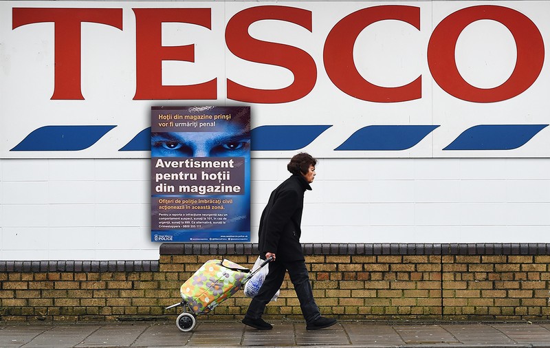 De ce se tace în fața afișelor în care clienții magazinelor Tesco din Marea Britanie sunt avertizați în română să nu fure?