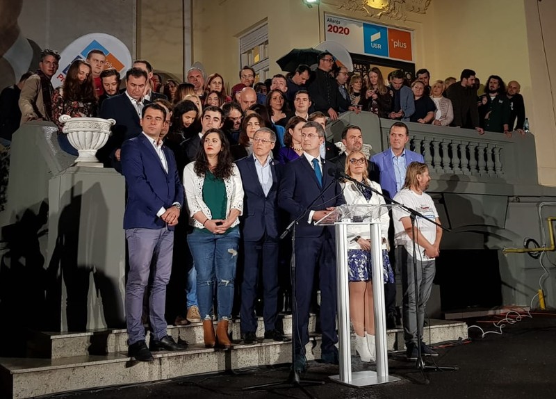Dan Barna și membrii USR, așteptând primele rezultate ale votului