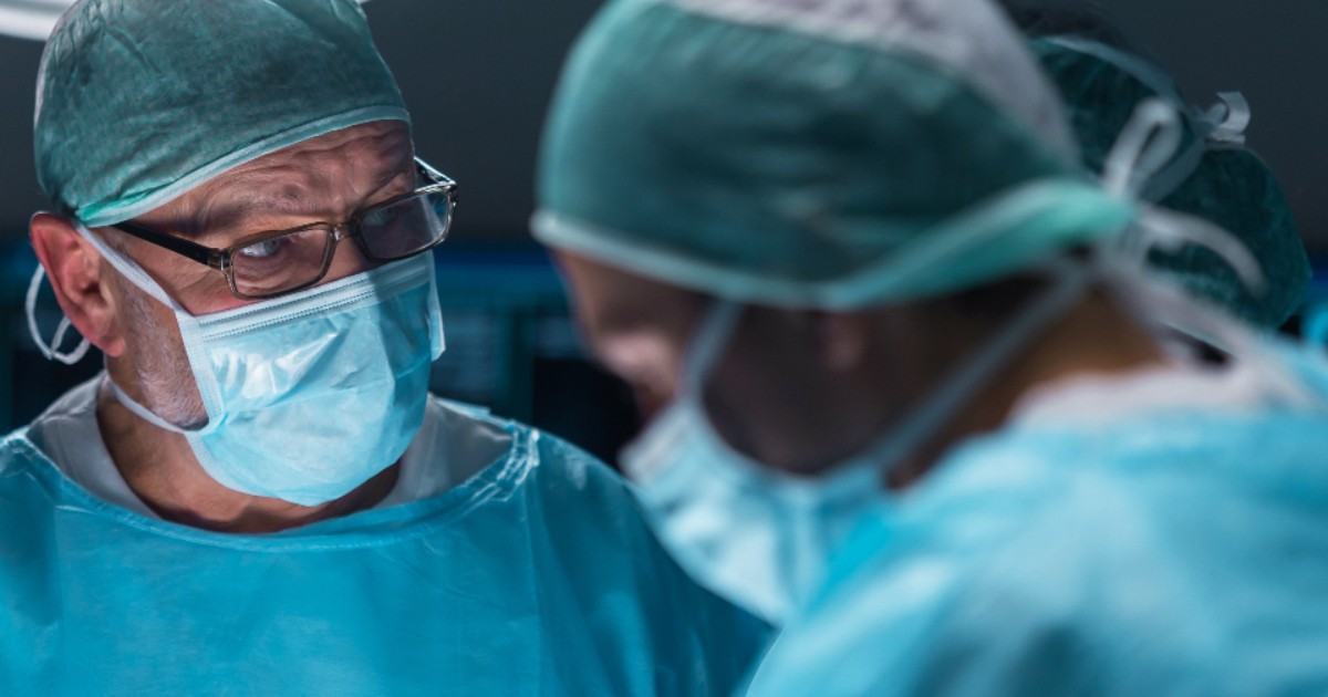 doi medici în timpul unei intervenții chirurgicale