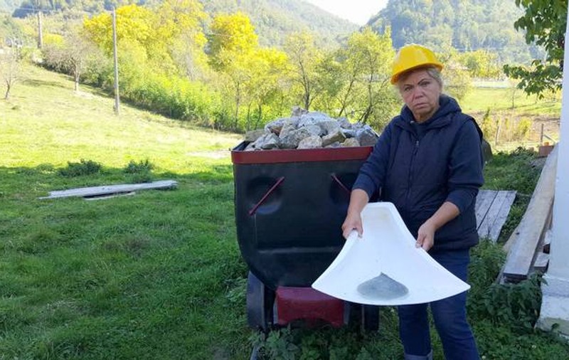 Singura căutătoare autorizată de aur aluvionar le arată turiștilor cum era găsit prețiosul metal în trecut