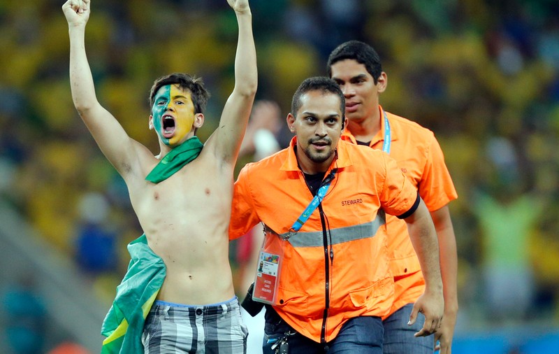 Bucurie pe teren! Un fan brazilian a sărbătorit pe teren calificarea naţionalei Selecao în semifinalele Campionatului Mondial de Fotbal 
