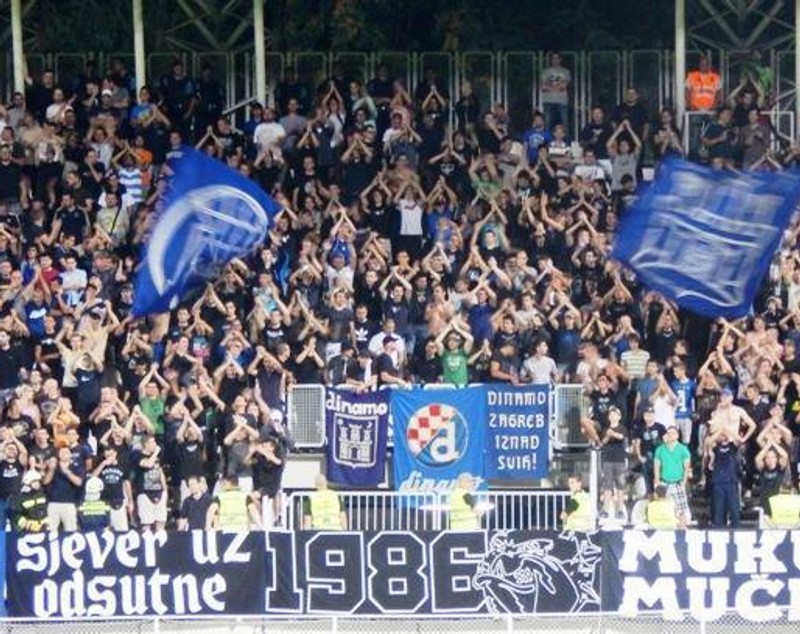 VIDEO&FOTO / Fanii formaţiei Dinamo Zagreb îi AMENINŢĂ pe "lupi"