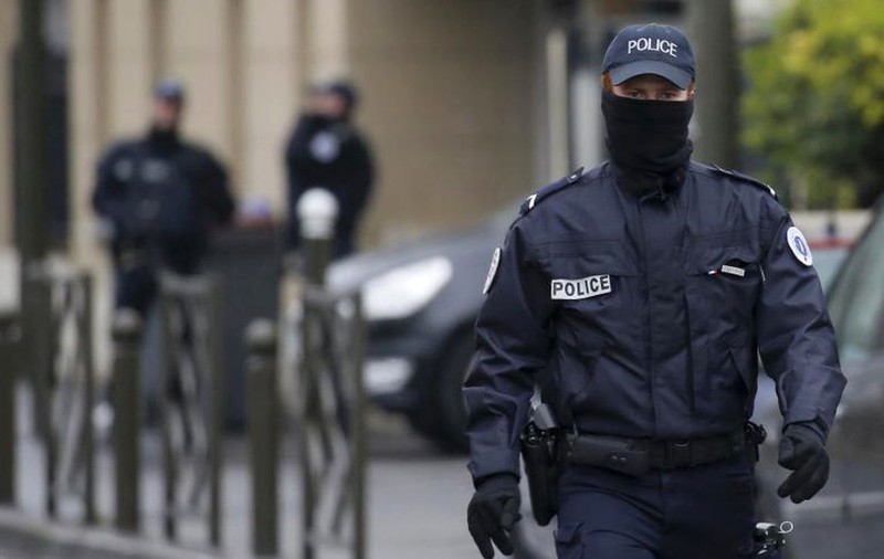 Bărbat care agita un cuțit și striga ”Allah Akbar”, împușcat de polițiștii francezi