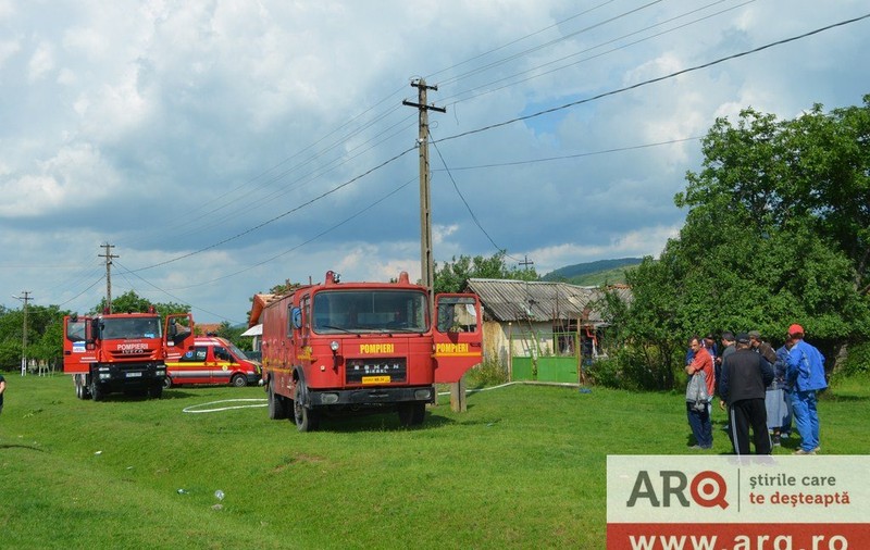A dat foc la casă și apoi s-a spânzurat