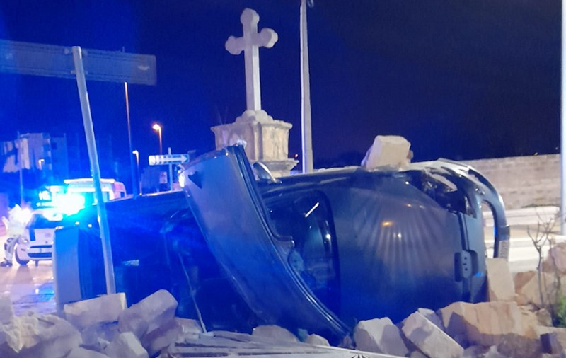 Un român de 20 de ani a murit la volanul mașinii sale, urmărit de poliție, în Italia. O tânără însărcinată era cu el și a fost grav rănită