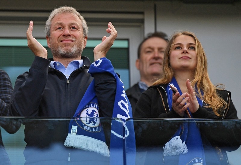 Roman Abramovici și fiica sa, Sofia, pe Stamford Bridge, în 2017, la un meci al lui Chelsea. Foto: EPA