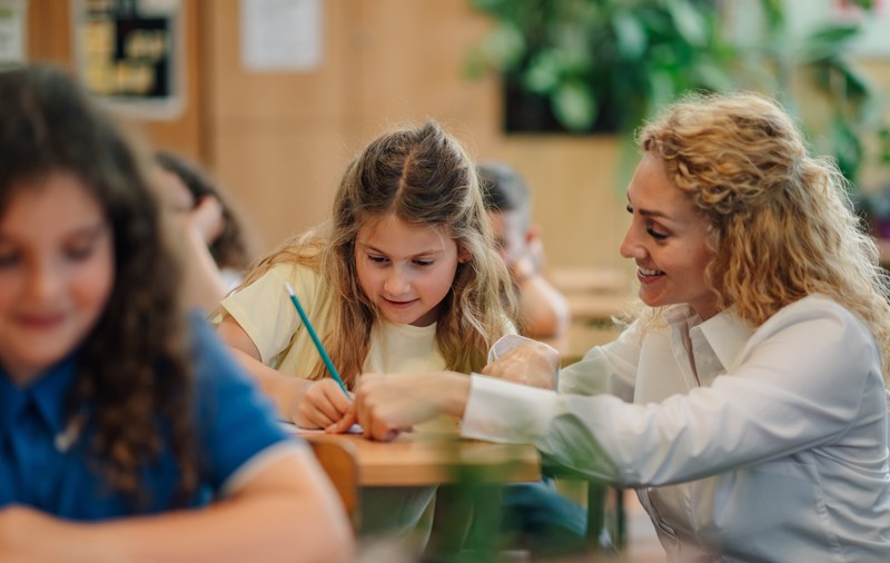 Se schimbă legea. Învățătorii vor deveni titulari doar dacă termină o facultate de profil. Ce se întâmplă cu educatorii din creșe și grădinițe