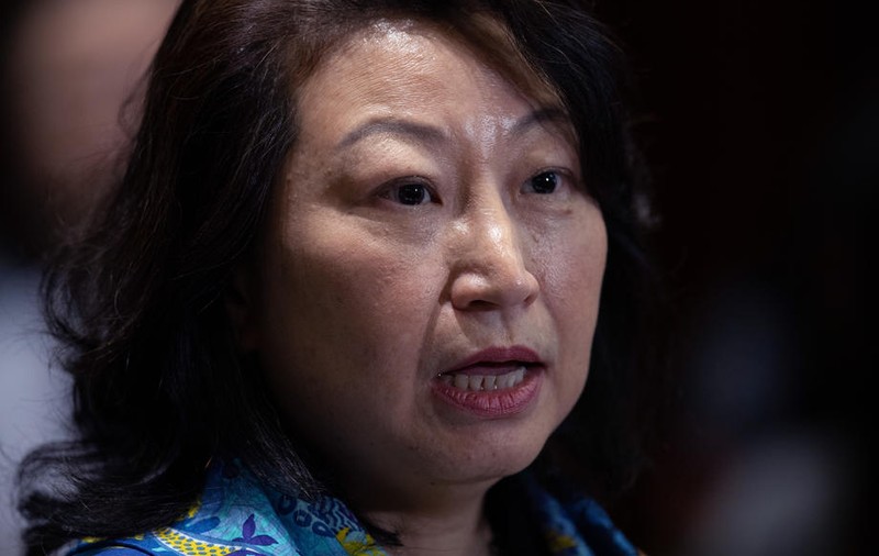 Momentul în care ministrul Justiției din Hong Kong cade printre protestatari. A fost deschisă o anchetă