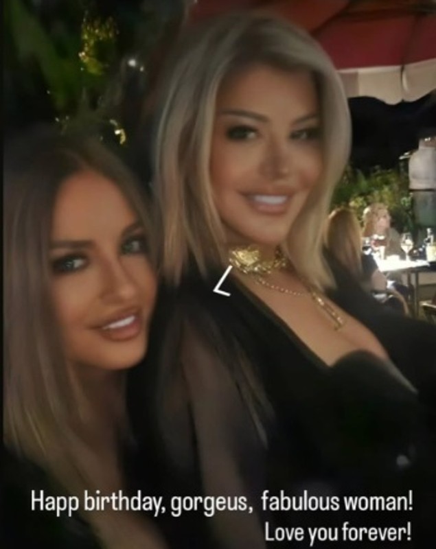 Imagini de la petrecerea Loredanei Groza, care a împlinit 55 de ani. A cântat alături de mama ei și s-a distrat alături de Iulia Vântur și Andreea Esca