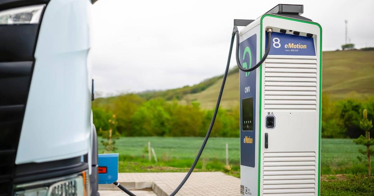 Stație de încărcare rapidă din cadrul celui mai mare hub electric din România, inaugurat de OMV Petrom pe Autostrada A1, în zona Miercurea Sibiului. În imagine apare o stație de încărcare eMotion, inscripționată cu logo-ul OMV