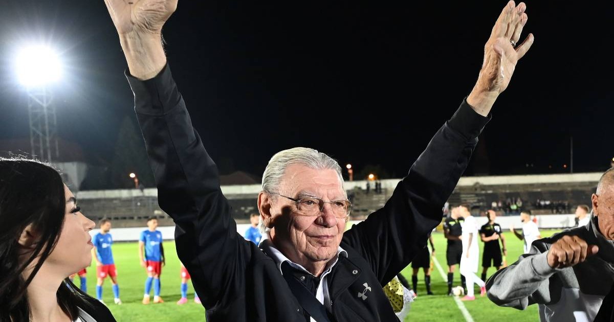 Emeric Ienei pe terenul de fotbal, cu mâinile ridicate spre cer, după terminarea unui meci la care a fost doar spectator