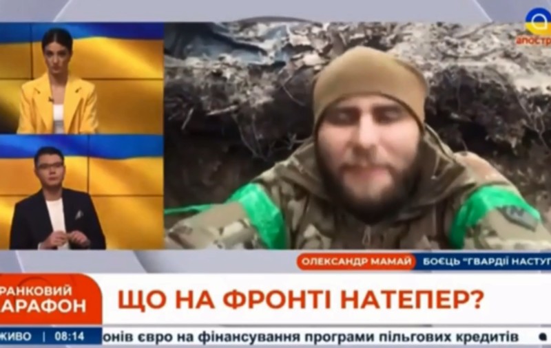Un soldat ucrainean a fost surprins de bombardamente când intrase în direct, din tranșee, la televiziune: „E în regulă, putem continua” | VIDEO