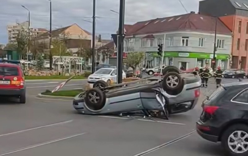 Volkswagen, cu roțile în sus, pe un bulevard din Oradea. Cum s-a întâmplat accidentul