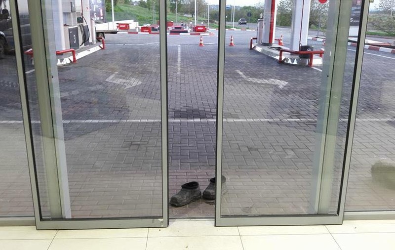 O bătrână s-a descălțat la intrarea într-un magazin de teamă să nu facă mizerie. Lecția de bun simț care ne pune pe toți pe gânduri | FOTO