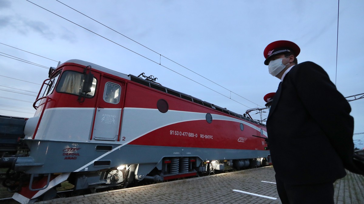Scandal în tren din cauza unui călător care refuza să poarte masca. Bărbatul care a atacat polițiștii fusese eliberat de ore înainte din penitenciar