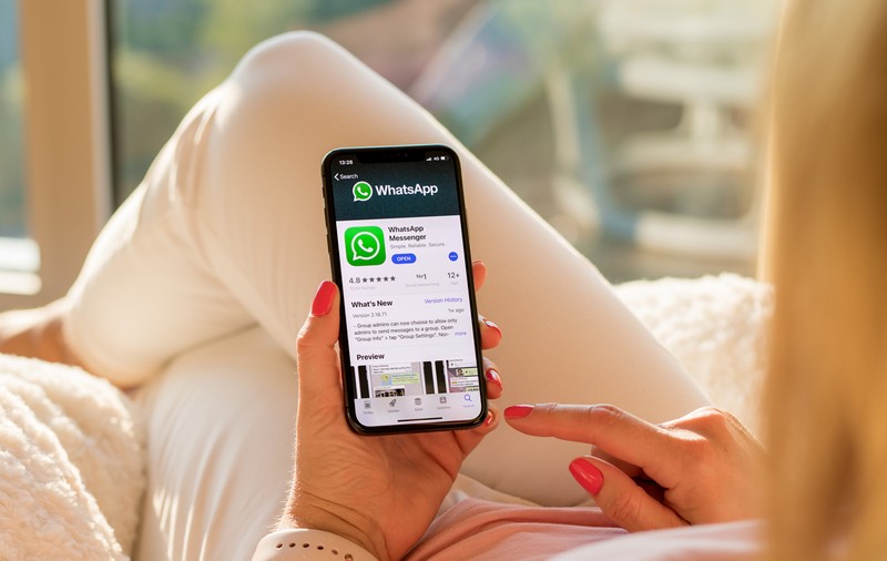 Cum dispar emoțiile în grupul de pe WhatsApp. „Digitalul e un bun camuflaj ca să-ți ascunzi durerile și frustrările”