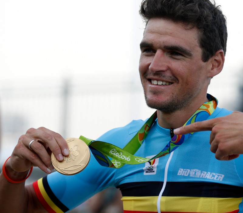 epa05459791 Greg van Avermaet of Belgium celebrates with his gold medal after winning the men's Road Cycling race of the Rio 2016 Olympic Games in Rio de Janeiro, Brazil, 06 August 2016. EPA/JAVIER ETXEZARRETA