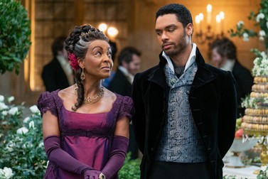 Actorii Adjoa Andoh (Lady Danbury) și Rege-Jean Page (Simon Basset), în primul sezon.