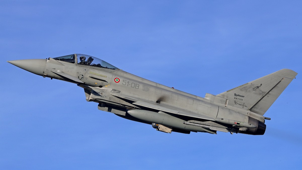 Un avion de vânătoare Eurofighter Typhoon în zbor urcând spre cerul senin.