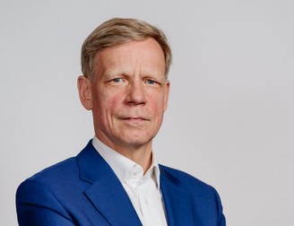 Steven van Groningen a fost numit în 2002 președinte și CEO al Raiffeisen Bank S.A. din România, parte a Raiffeisen Bank International