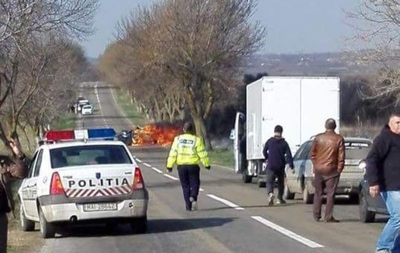 Șofer găsit carbonizat în propria mașină după ce s-a izbit de un copac