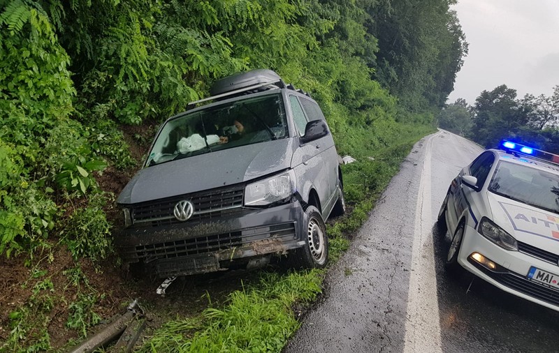 Accident în Vâlcea. Un microbuz cu nouă cetățeni bulgari a derapat din cauza vitezei și a șoselei umede