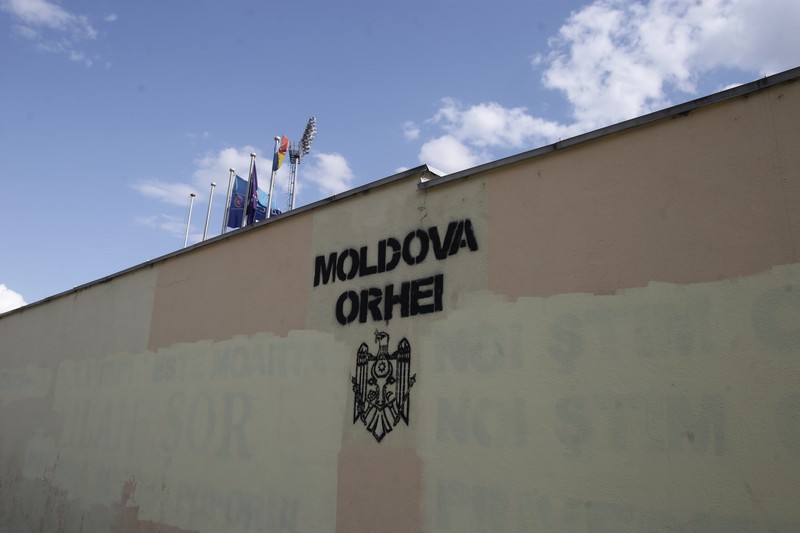 Zidurile stadionului CSR Orhei sunt martore ale disputelor dintre ultrași și autorități