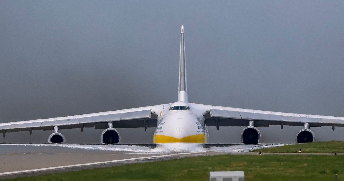 Un Antonov 124 (An-124) ucrainean, unul dintre cele mai mari avioane de marfă din lume, se reflectă în căldura care pâlpâie pe pista aeroportului Leipzig/Halle în timpul decolării