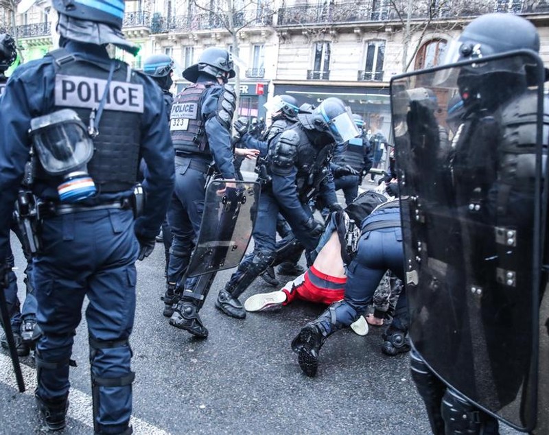 Peste 30.000 de persoane au protestat la Paris față de legea securității globale. Poliția a folosit tunuri de apă pentru a curăța piața