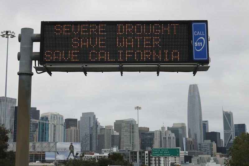 Secetă severă. Economisiți apa. Salvați California: mesajul municipalității pe o autostradă din San Francisco, California. FOTO: EPA