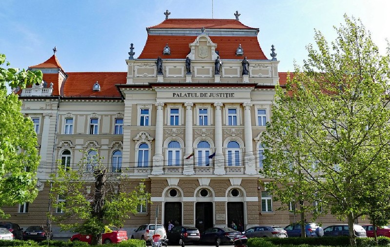 Magistrații din Oradea trimit actele prin Poștă, de la un etaj la altul, în aceeași clădire. Cât îi costă pe cetățeni un plic cu acte