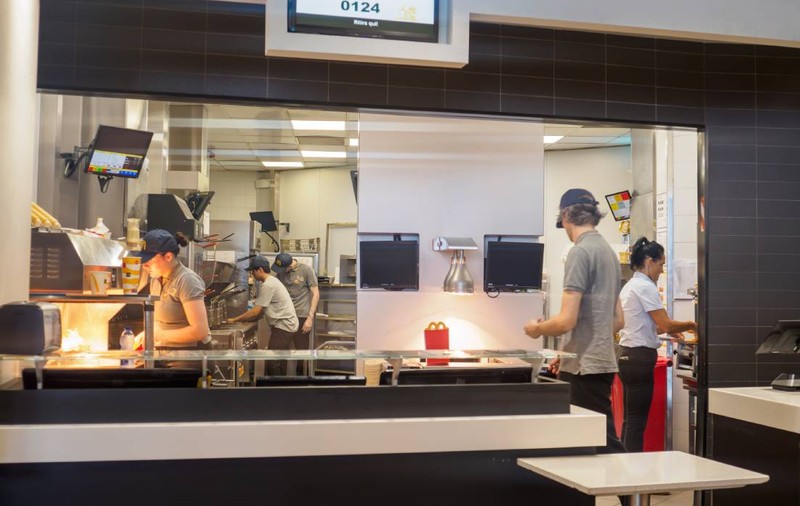 Cât câștigă un angajat din lanțurile mari de fast-food în România. Nu au nevoie de experiență