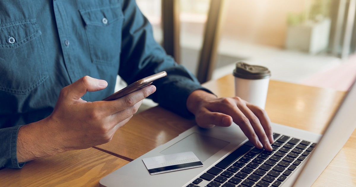 Ce poți face dacă ai făcut cumpărături online în timpul pandemiei și produsele nu corespund. Laptop cu un card pe el